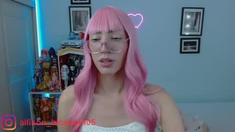 Snapshot of allisonblossom chatting on February 9, 3:43 am online show from February 9, 3:43 am