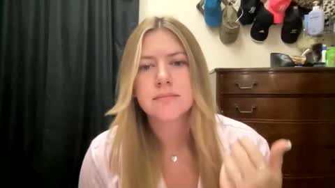 Snapshot of allyanalangel chatting on October 27, 12:32 am allyanalangel online show from October 27, 12:32 am