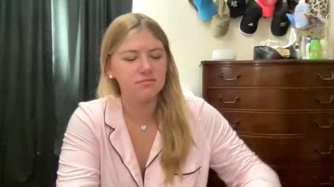 Snapshot of allyanalangel chatting on October 24, 3:46 pm allyanalangel online show from October 24, 3:46 pm