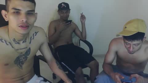 alphas_latins online show from May 5, 3:13 am