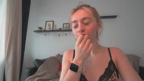 Snapshot of ameliamber0 chatting on February 26, 9:12 am Amelia online show from February 26, 9:12 am
