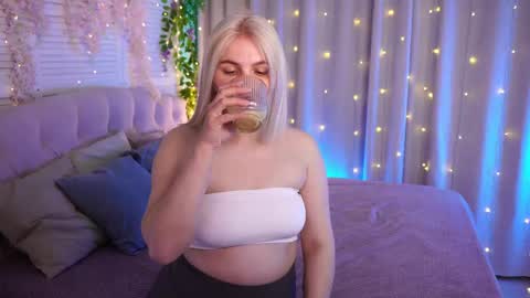  Amelia  online show from May 13, 4:11 am