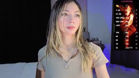 Snapshot of amelieaxie chatting on October 27, 2:33 am Isabella online show from October 27, 2:33 am