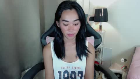 Snapshot of ami_lewis chatting on October 19, 4:28 am JOANNA online show from October 19, 4:28 am
