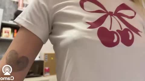 Snapshot of amy_meoww chatting on December 4, 4:32 pm amy_meoww online show from December 4, 4:32 pm