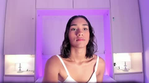 anaacollins_ online show from April 21, 11:28 am