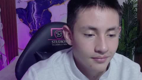 andres_tay online show from May 25, 2:17 am