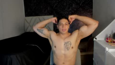 andrew_jhones online show from May 20, 5:15 am