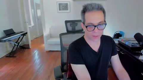 Snapshot of andy0pandi chatting on December 5, 2:06 pm Andrew online show from December 5, 2:06 pm