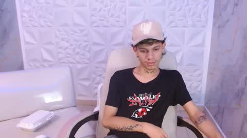 andy_dan1 online show from April 22, 9:00 pm