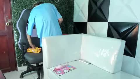 andy_dan1 online show from April 13, 7:29 pm