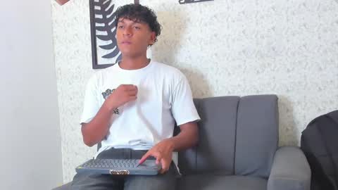 andy_jones7 online show from September 25, 7:32 pm