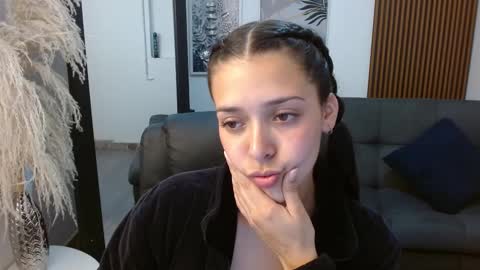 Snapshot of angeline_davies chatting on February 24, 11:19 pm angeline_davies online show from February 24, 11:19 pm