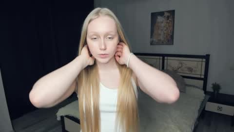 Violet online show from April 4, 8:05 pm