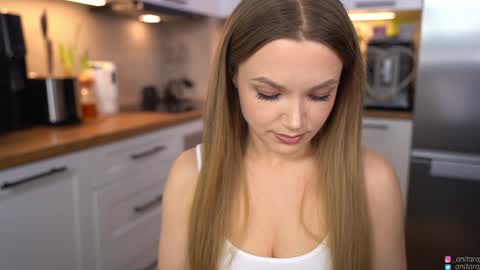 Im Anita thumb up me please its important online show from March 19, 9:42 pm