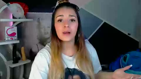 Snapshot of anne_lennon_ chatting on December 14, 3:47 pm Anne online show from December 14, 3:47 pm