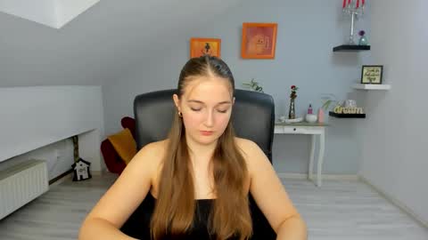 annewilsonn online show from November 5, 12:18 pm