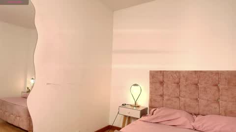 Annie Bonnie   online show from March 18, 11:38 am