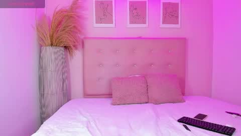 annie_dolce_ online show from April 23, 10:44 pm