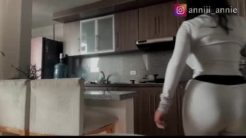 JEANNE no olvides seguirme dont forget follow me  uu online show from November 14, 6:10 pm