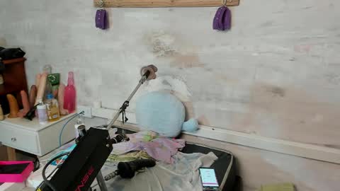 annie_wigg_ online show from April 16, 8:09 pm