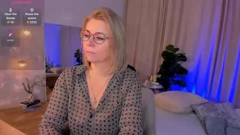 Annie online show from March 28, 8:38 am