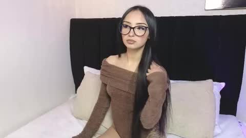 antonellariva_ online show from December 4, 8:41 pm