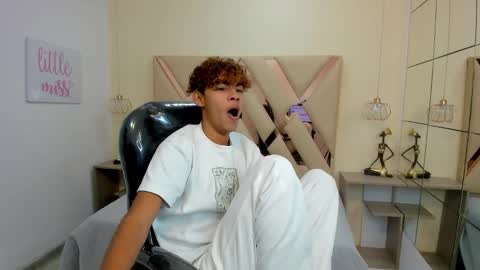 anyelotwink online show from January 14, 2:25 pm