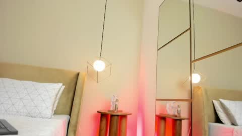  Ara Ferrer  online show from April 14, 8:45 pm