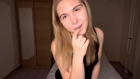 Emi online show from December 4, 4:28 pm