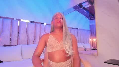 ariana_grande233 online show from April 9, 11:49 am