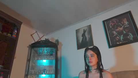 ariana_whitee online show from June 11, 7:17 am