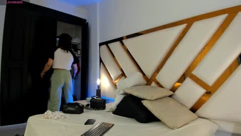 Aron cruz  online show from March 23, 12:32 pm