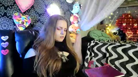 ArtsyHeartsyy online show from March 7, 6:24 am