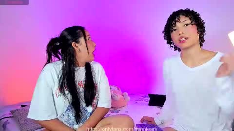Snapshot of ary_and_kel chatting on October 23, 12:01 am Ariana and Kelsieh online show from October 23, 12:01 am