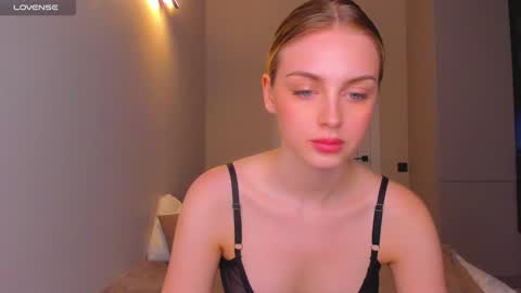 Snapshot of ashbunny_ chatting on December 4, 8:45 pm your pretty Ashley online show from December 4, 8:45 pm