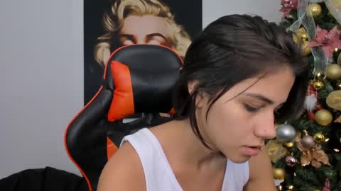 Snapshot of ashleytravis_ chatting on December 26, 2:55 am online show from December 26, 2:55 am