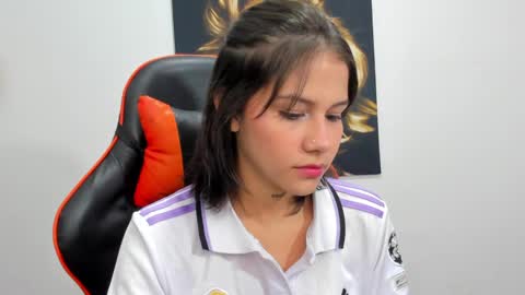 Snapshot of ashleytravis_ chatting on December 15, 3:45 am online show from December 15, 3:45 am