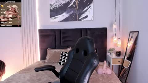 athenearusell online show from November 29, 9:22 pm