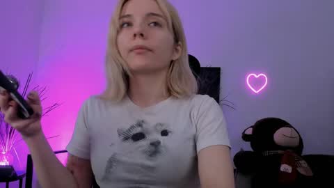 aurorawrenfield online show from April 13, 4:06 am