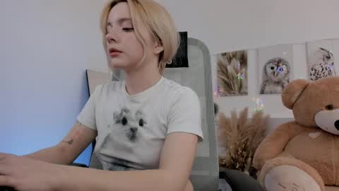 aurorawrenfield online show from March 31, 4:46 am