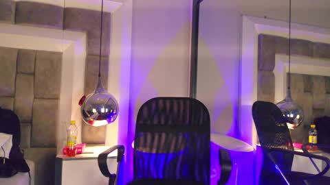 austinreeds online show from April 20, 6:11 pm