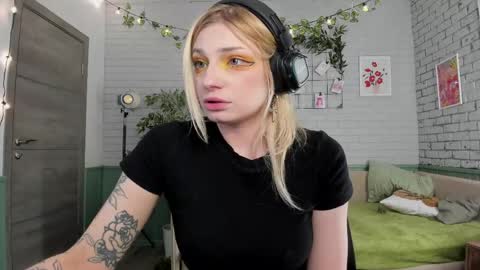 Ava online show from April 25, 1:24 pm