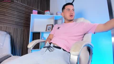 axel_grey_ online show from November 20, 1:53 pm