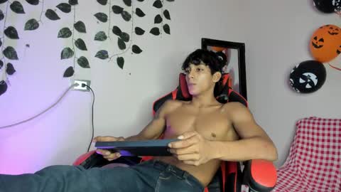 axel_rosse2 online show from October 31, 10:54 pm