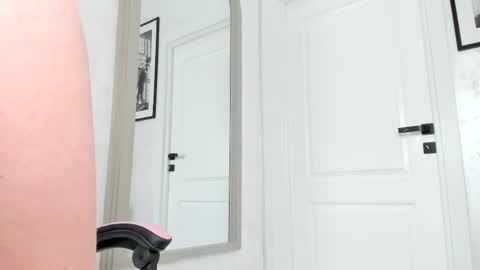 SundyRose online show from April 25, 9:00 am