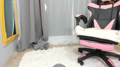 SundyRose online show from January 8, 9:20 pm