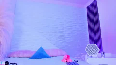 aylinlove_ online show from July 5, 11:28 am