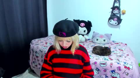 Snapshot of azu_moure chatting on October 25, 3:51 am Azu Moure online show from October 25, 3:51 am