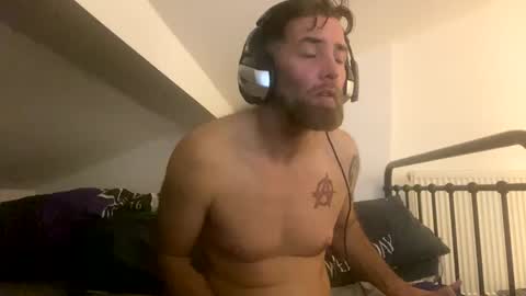 Snapshot of b4dafall44 chatting on December 13, 2:32 am b4dafall44 online show from December 13, 2:32 am